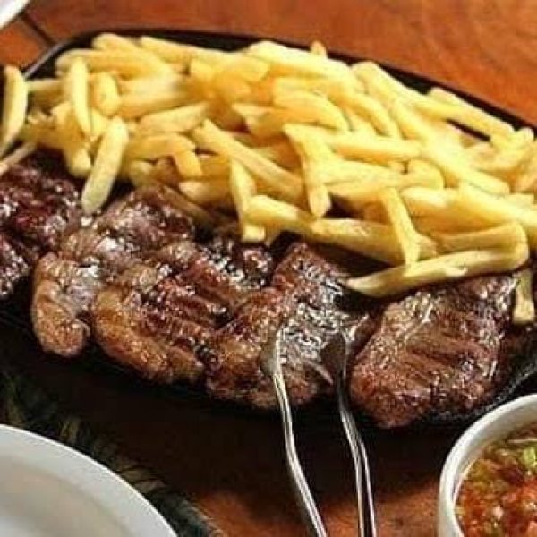 FILÉ COM FRITAS